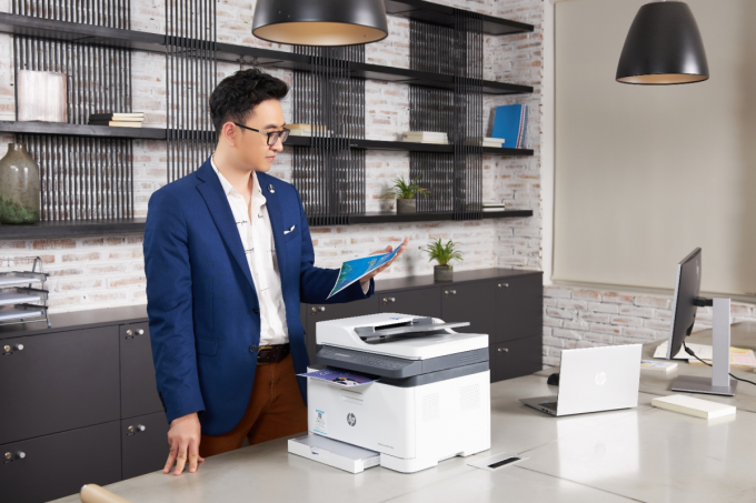 Máy in đa chức năng 179fnw nhỏ  gọn, giúp doanh nghiệp có thể copy, scan màu và fax chứng từ.